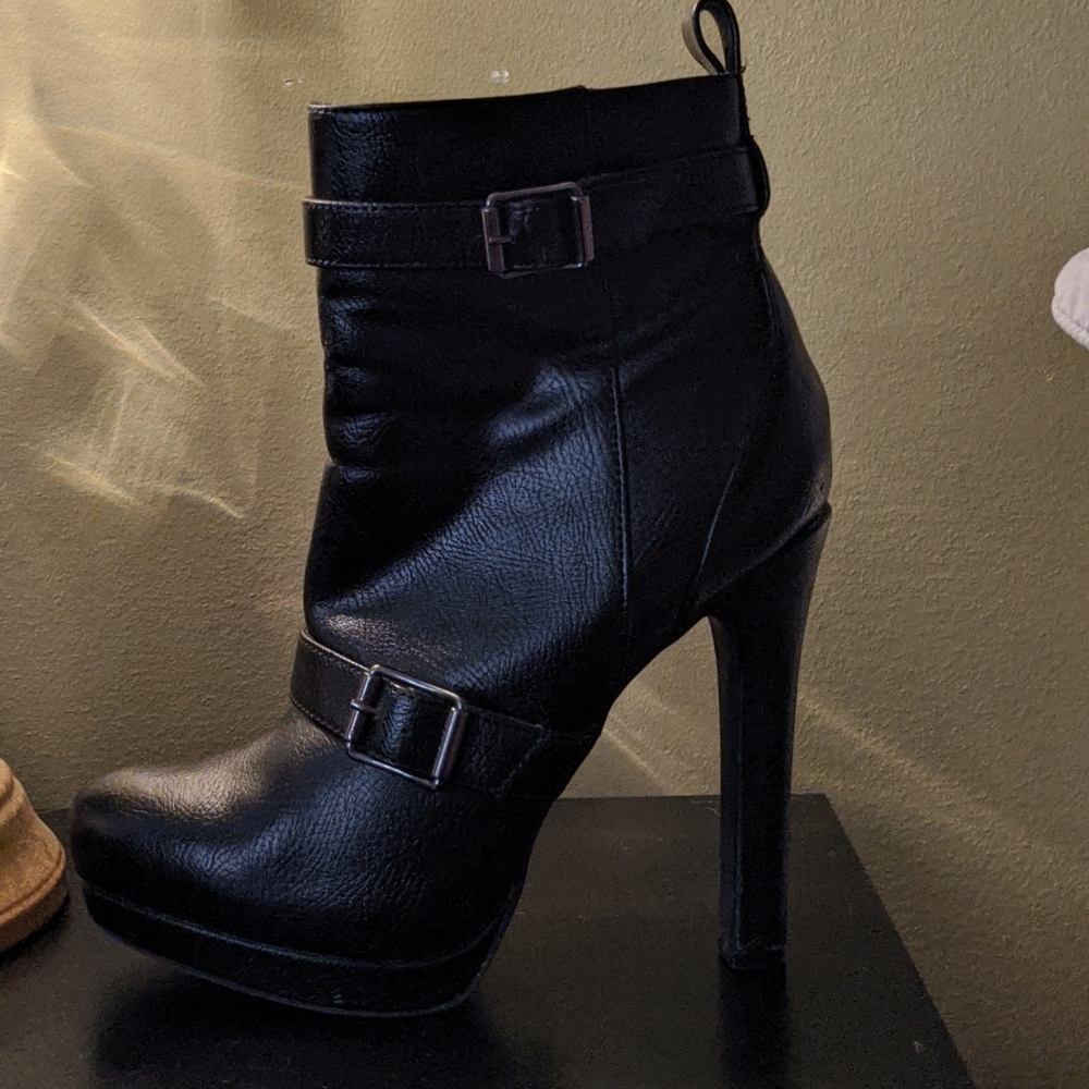 Vera Wang Size 6 Ankle Boots